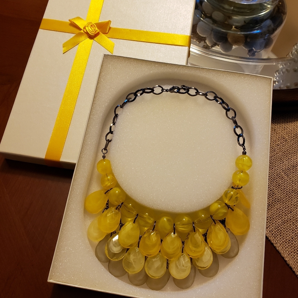Adjustable length clasp necklace with yellow beads